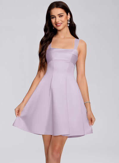 Vestido con escote cuadrado fruncido de satén