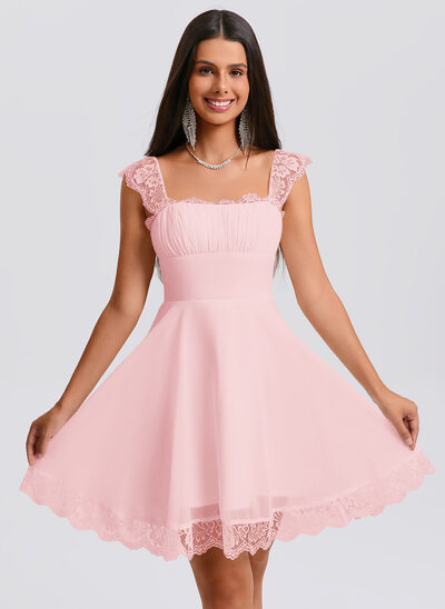 Abito con scollo quadrato plissettato in chiffon