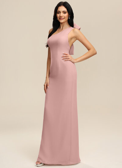 Vestido corte recto con escote monohombro de gasa